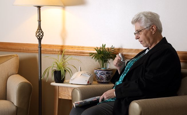 woman using her lifeline alert system